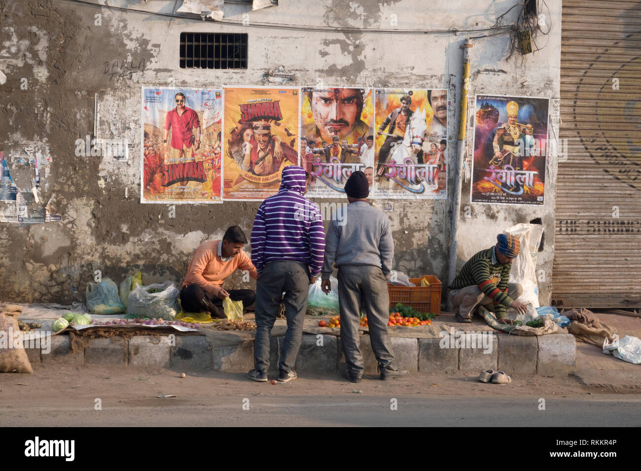 Strada del mercato rivenditori di verdura in front of Bollywood poster di Amritsar, India Foto Stock