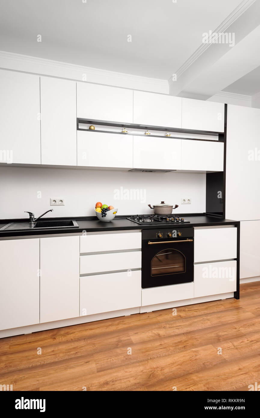 Moderno classico in bianco e nero in cucina Foto Stock