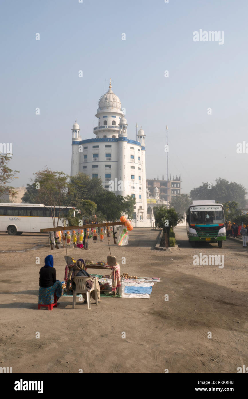 I fornitori in posizione di stallo di fronte alcalino Phoola Singh Burj di Amritsar, India Foto Stock
