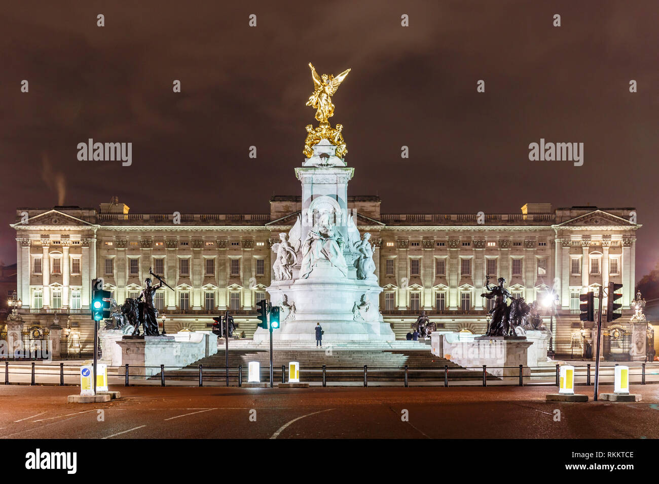Buckingham Palace di notte, Londra, Inghilterra Foto Stock