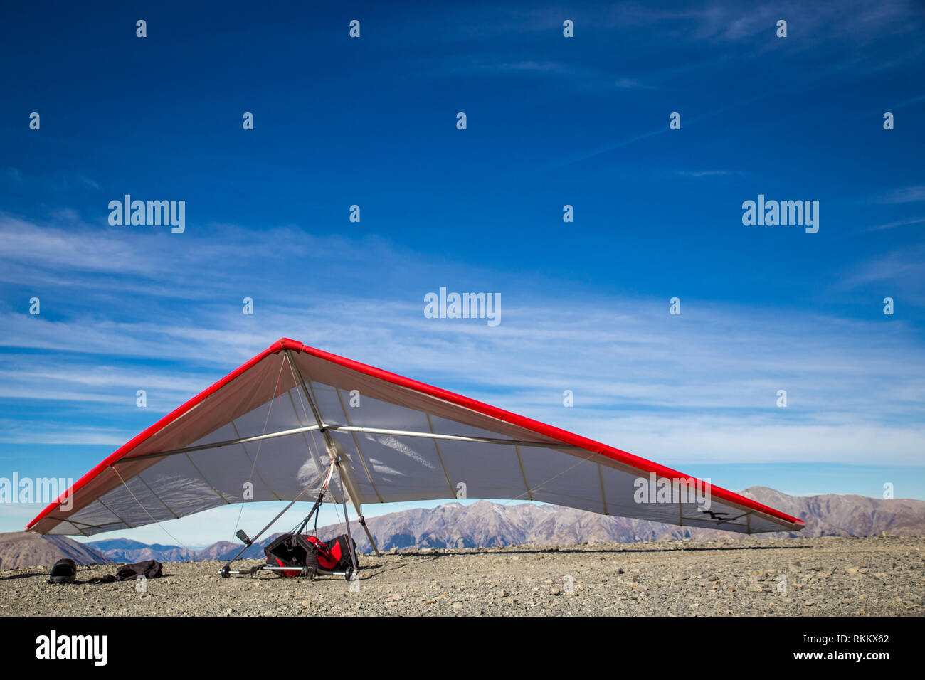 Un deltaplano attende presso la cima della montagna per il vento giusto per il decollo a Canterbury, Nuova Zelanda Foto Stock