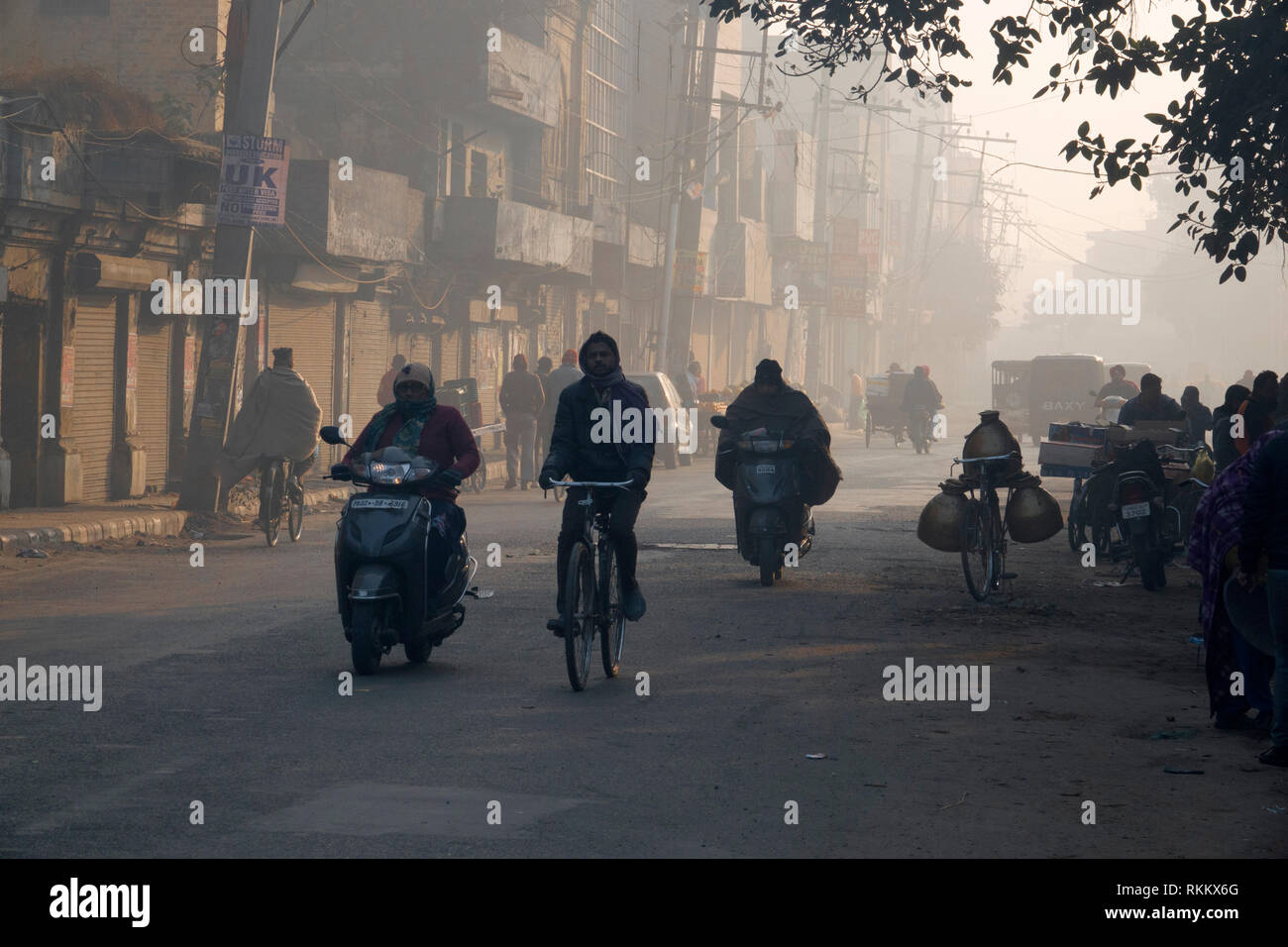 La mattina presto e il traffico di pedoni di Amritsar, India Foto Stock
