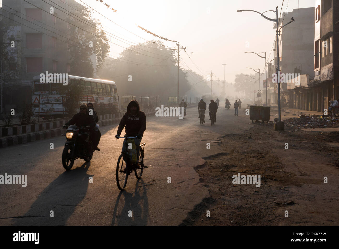 La mattina presto e il traffico di pedoni di Amritsar, India Foto Stock