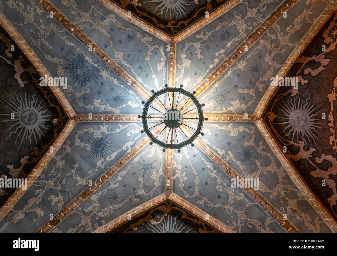 Antico lampadario silhouette del mattone su sfondo dipinto - soffitto - in Isola di Trakai cappella del castello Foto Stock