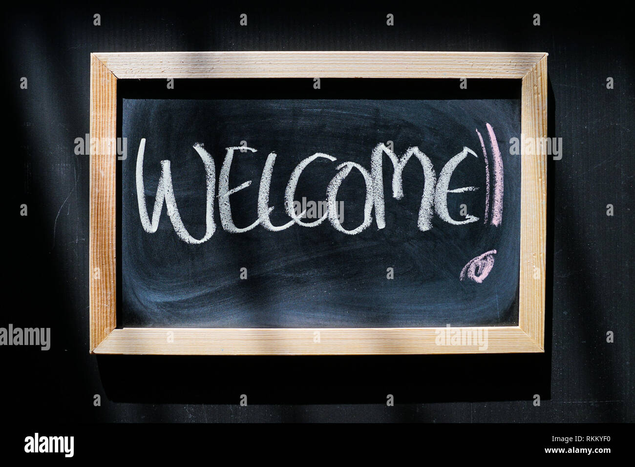 Benvenuti - parole scritte a mano con un gessetto sulla lavagna Foto Stock