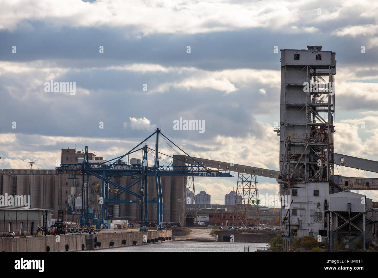 MONTREAL, Canada - 7 Novembre 2018: degradate e abbandonate complesso di Montreal silos per la farina e silo #5, un simbolo dell'ex rivoluzione industriale p Foto Stock