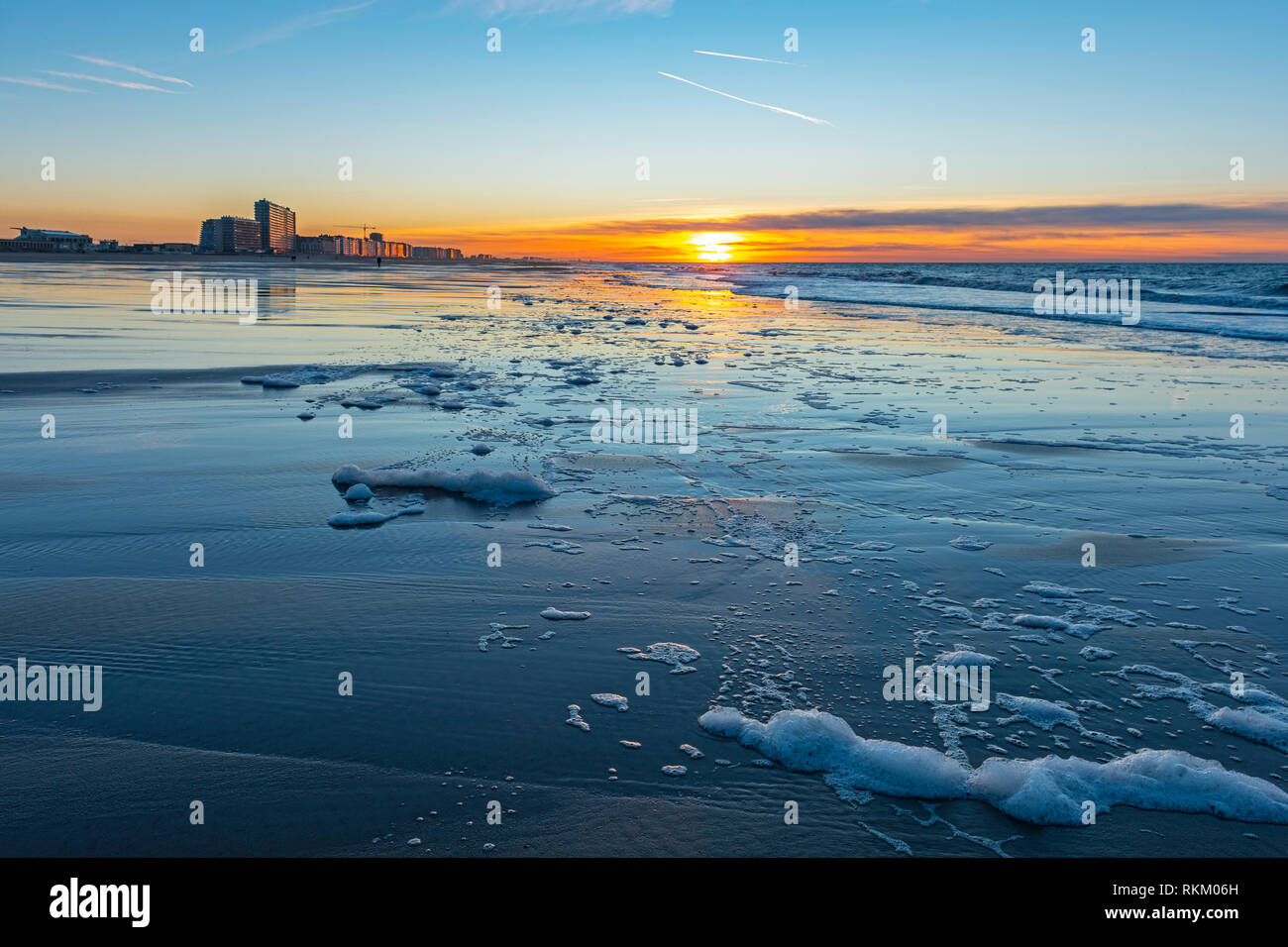 Paesaggio di Ostenda città dal mare del Nord al tramonto, Belgio. Foto Stock