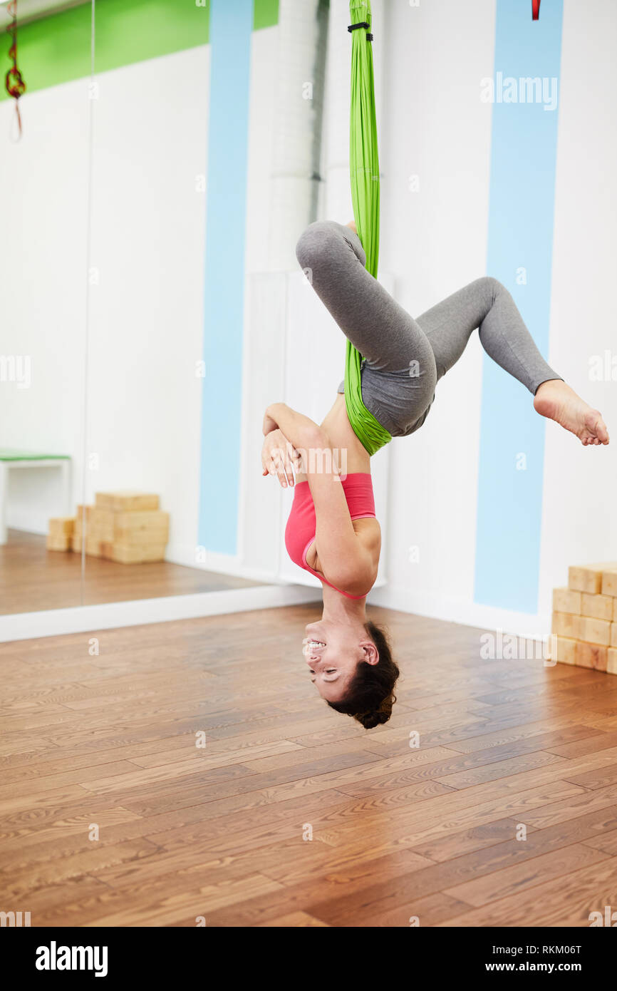 Donna facendo Aeral Yoga Foto Stock