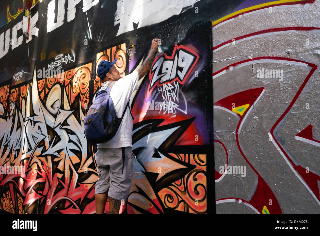 3 gennaio 2019, Melbourne Australia : artista di strada in azione tagging felice anno nuovo 2019 in Hosier lane in Melbourne Australia Foto Stock