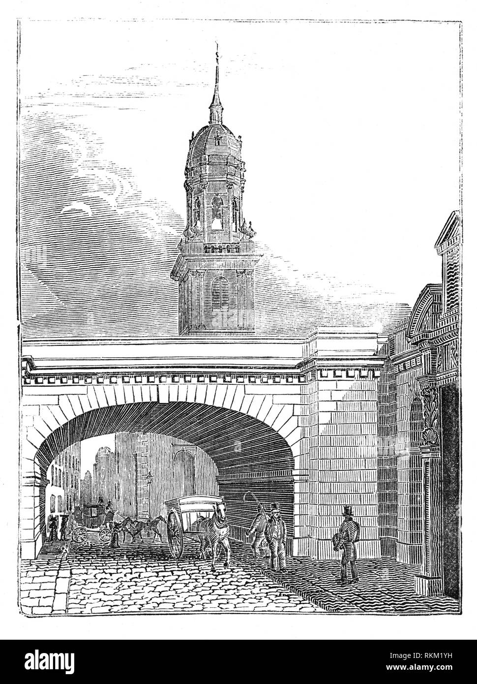 La torre dell'orologio, costruito nel 1706, di St Magnus il martire sulla Lower Thames Street visto attraverso un arco del nuovo ponte di Londra aperto nel 1831 da un progetto di John Rennie. Foto Stock