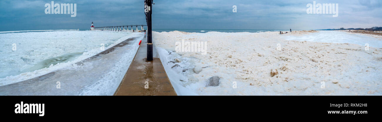 Acqua congelata e coperti di neve spiaggia sul lago Michigan a Michigan City, Indiana Foto Stock