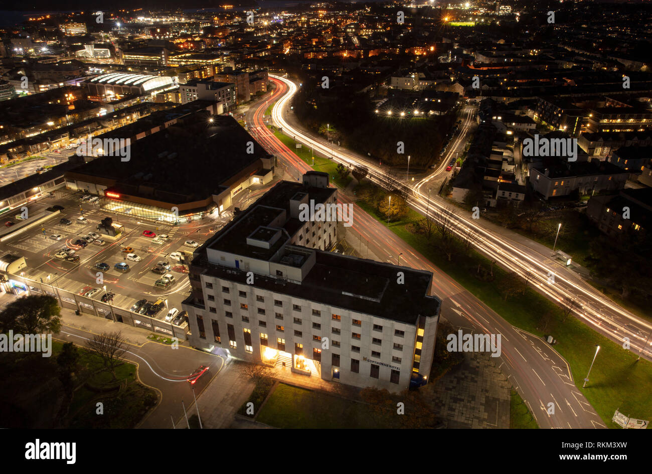 Un colpo dalla parte superiore del punto Beckley oltre il Copthorne Hotel Plymouth a tarda sera. Foto Stock