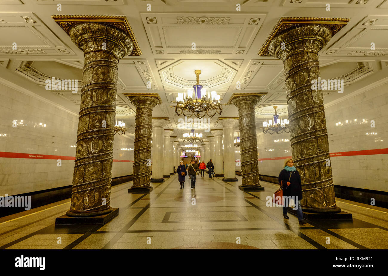 Mosca, Russia - Ott 9, 2016. Interno della antica stazione della metropolitana di Mosca, Russia. Metropolitana di Mosca è uno dei più sbalorditivi sistemi sotterranei i Foto Stock