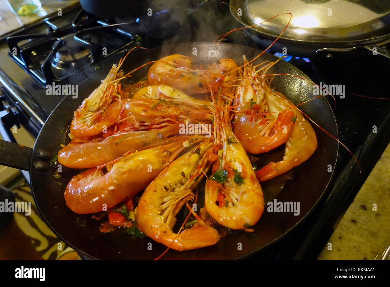 Freschi pescati i gamberi sono cotti su una stufa condito alla perfezione. Foto Stock