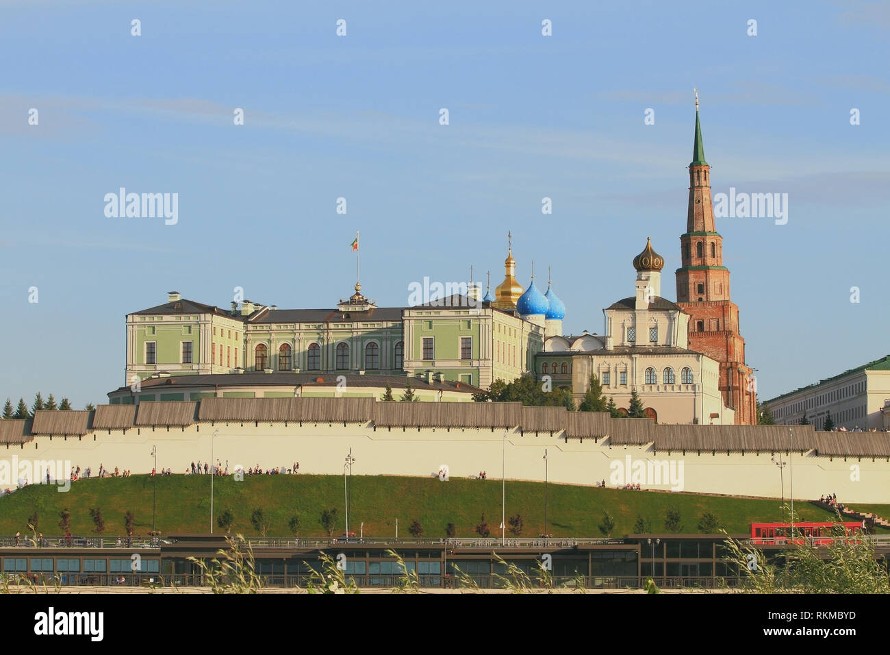 Palazzo del Governatore e la chiesa del Palazzo Reale, Suyumbike torre. Kazan, Russia Foto Stock