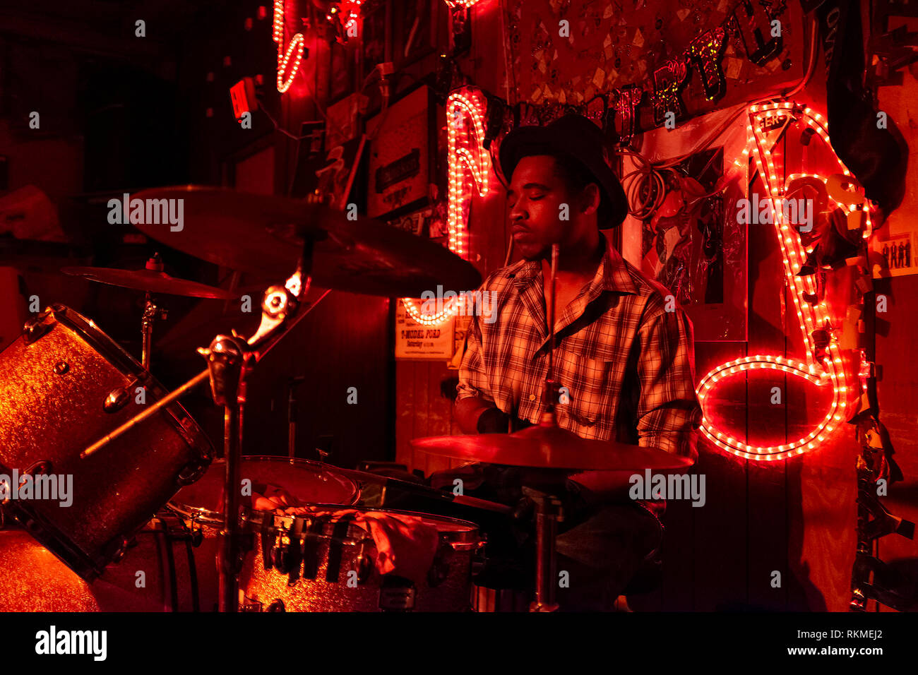 Clarksdale, Mississippi, Stati Uniti d'America - 23 Giugno 2014: Blues batterista a giocare a i rossi Lounge in Clarksdale, Mississippi, Stati Uniti d'America. Foto Stock