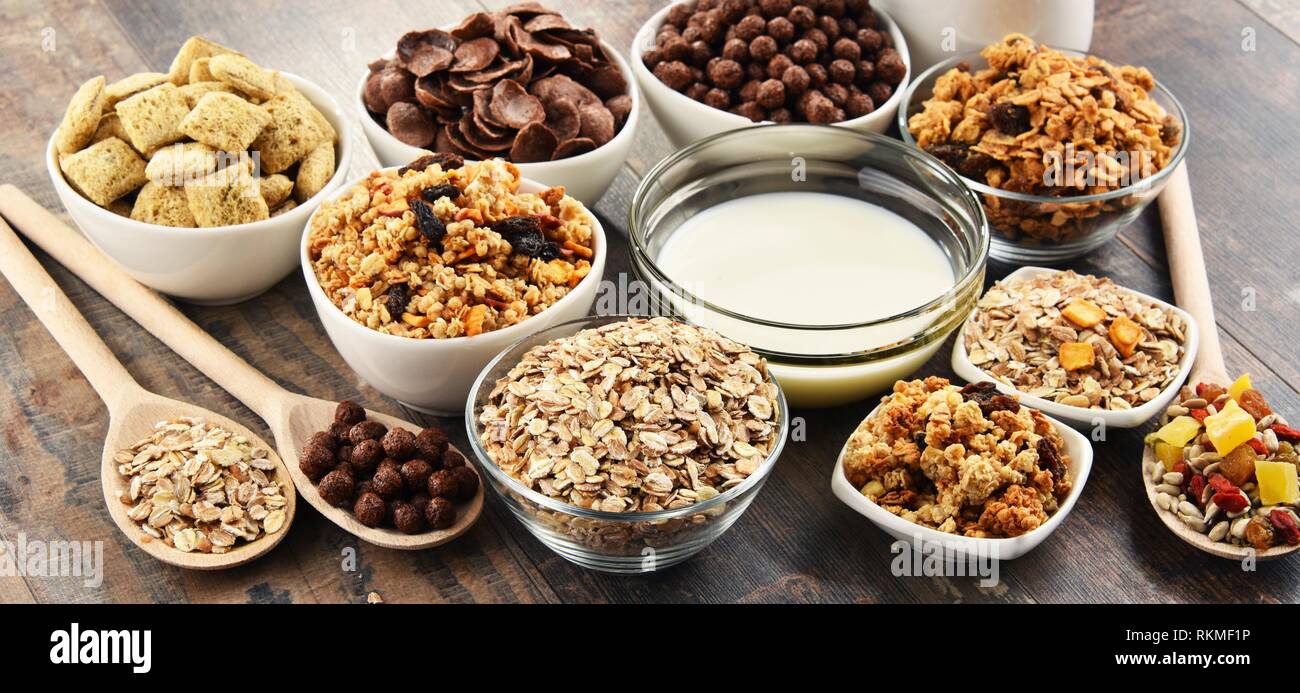 Ciotole contenenti diversi tipi di cereali per la colazione Foto stock -  Alamy