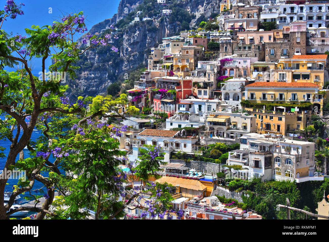 Città di Positano sulla Costiera Amalfitana in provincia di Salerno,  Campania, Italia Foto stock - Alamy