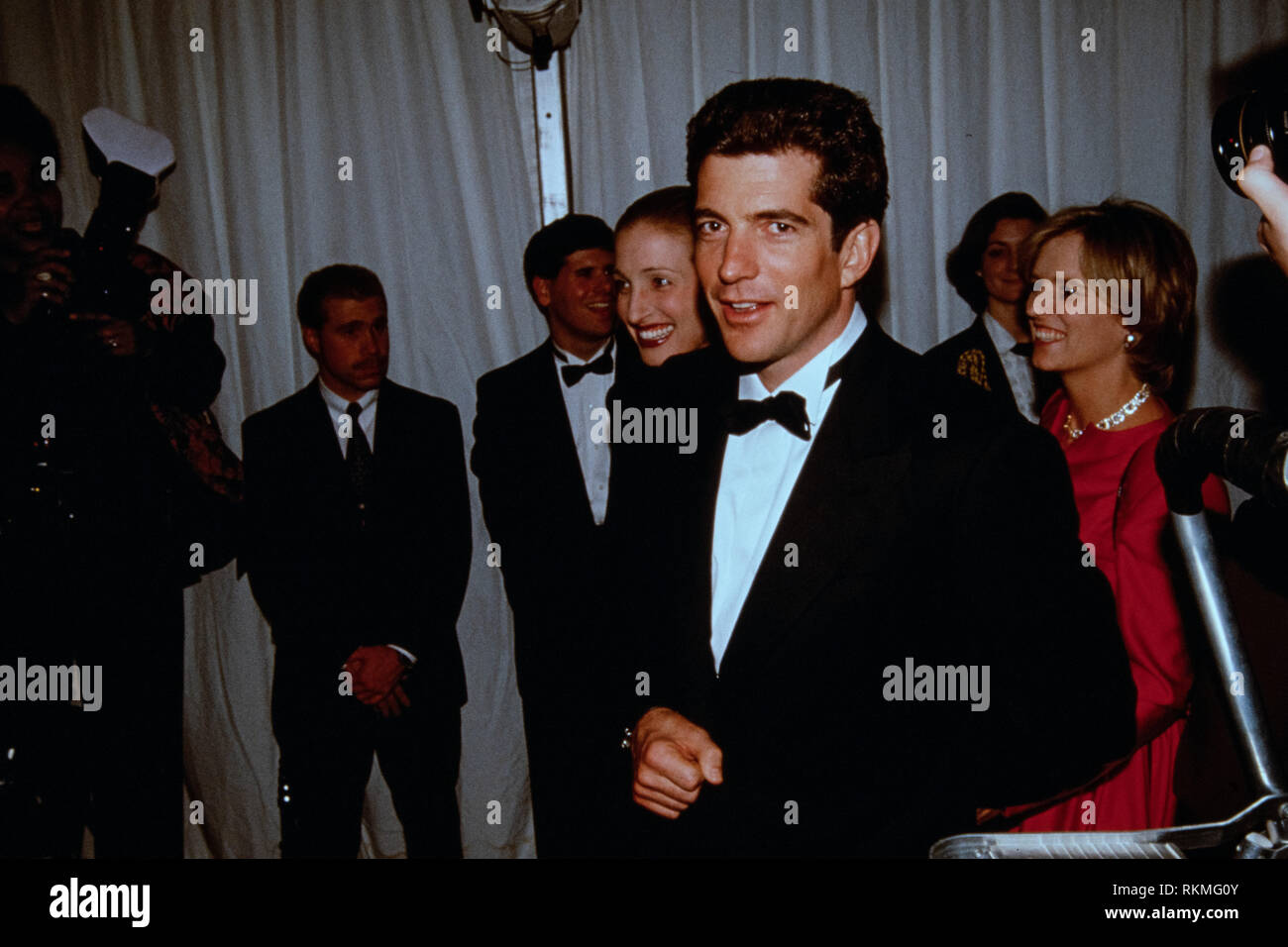 John Kennedy Jr., figlio del presidente Kennedy, Right, arriva insieme a sua moglie Carolyn Bessette-Kennedy durante la cena di Stato alla Casa Bianca, il 5 febbraio 1998 a Washington, D.C. Kathleen Kennedy Townsend cammina dietro la coppia. Foto Stock