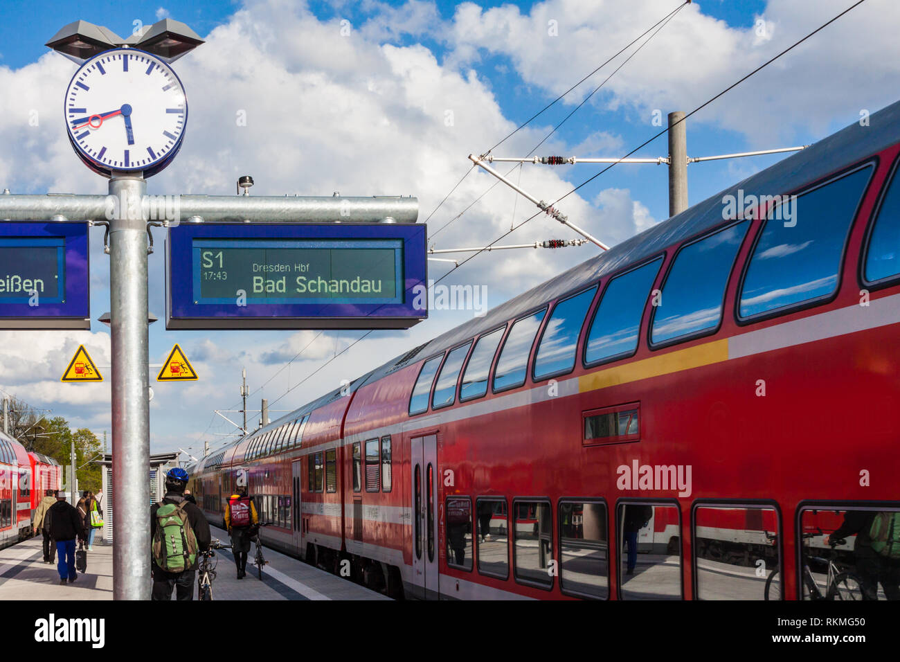 Treno a piattaforma Foto Stock