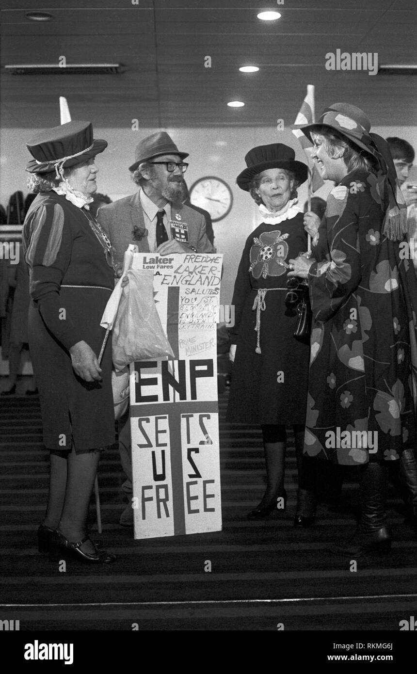 Il dottor Frank Miller Hansford con moglie e amici dalla PEV partito nazionale inglese in occasione del lancio di Skytrain. "Freddie Laker Inghilterra ti saluta. St George in Inghilterra è con lo skytrain. Il primo ministro". Il volo inaugurale ha avuto luogo tra tanto hype il 26 settembre 1977. Il dottor Frank Hansford Miller era un eccentrico, docente universitario e autore di oltre 50 libri. Foto Stock