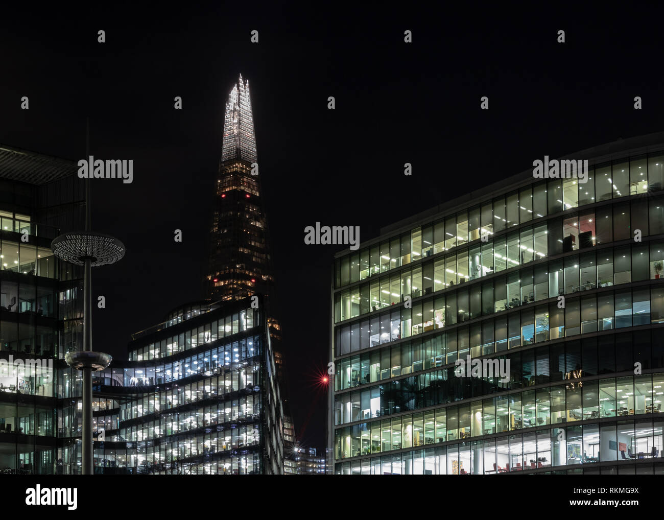 Notte cattura di Shard e architettura di Londra. Settore di attività. Luci nella finestra . Foto Stock