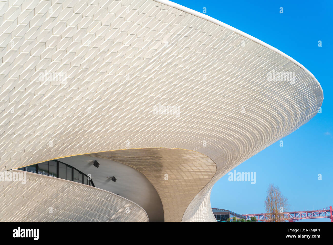 Lisbona, Portogallo - 12/28/18: Ingresso Maat, Museo di Arte, Architettura e Tecnologia, Amanda Levete, verso l'esterno guardando con organici curva forme. Foto Stock