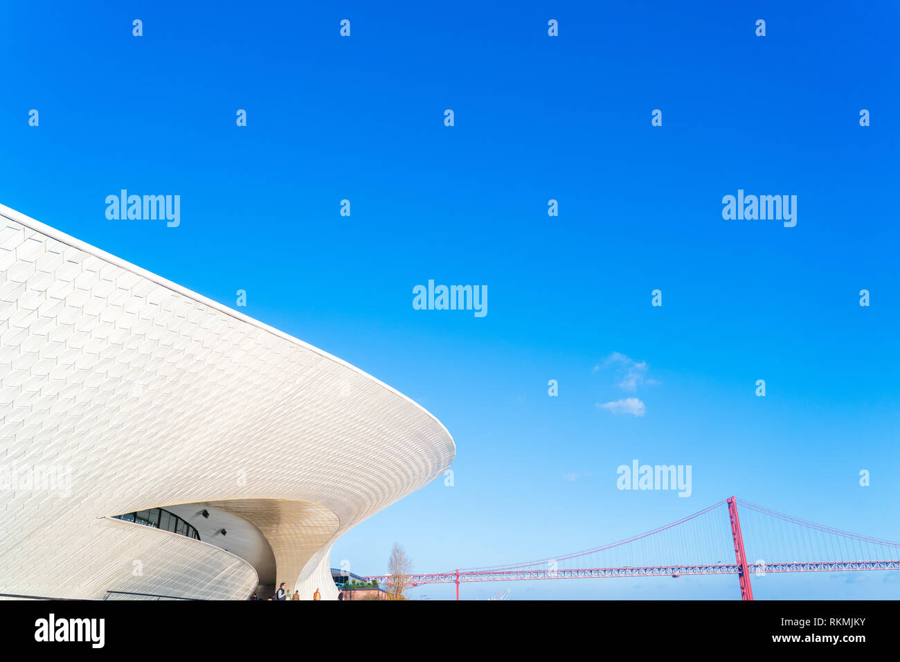 Lisbona, Portogallo - 12/28/18: Ingresso Maat, Museo di Arte, Architettura e Tecnologia, Amanda Levete, verso l'esterno guardando con organici curva forme. Foto Stock