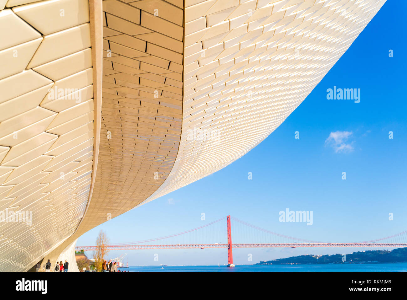 Lisbona, Portogallo - 12/28/18: Ingresso Maat, Museo di Arte, Architettura e Tecnologia, Amanda Levete, verso l'esterno guardando con organici curva forme. Foto Stock