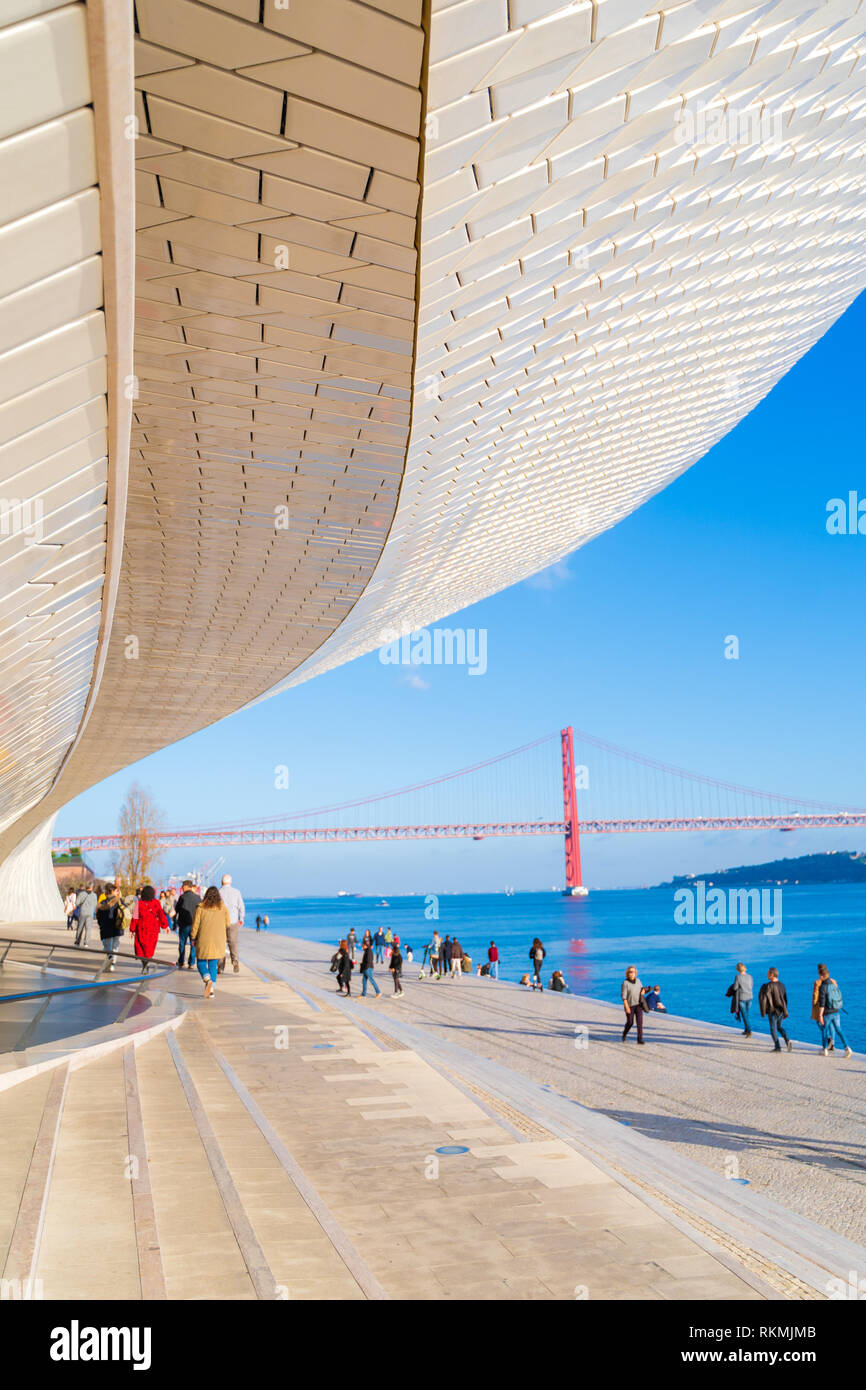 Lisbona, Portogallo - 12/28/18: Ingresso Maat, Museo di Arte, Architettura e Tecnologia, Amanda Levete, verso l'esterno guardando con organici curva forme. Foto Stock