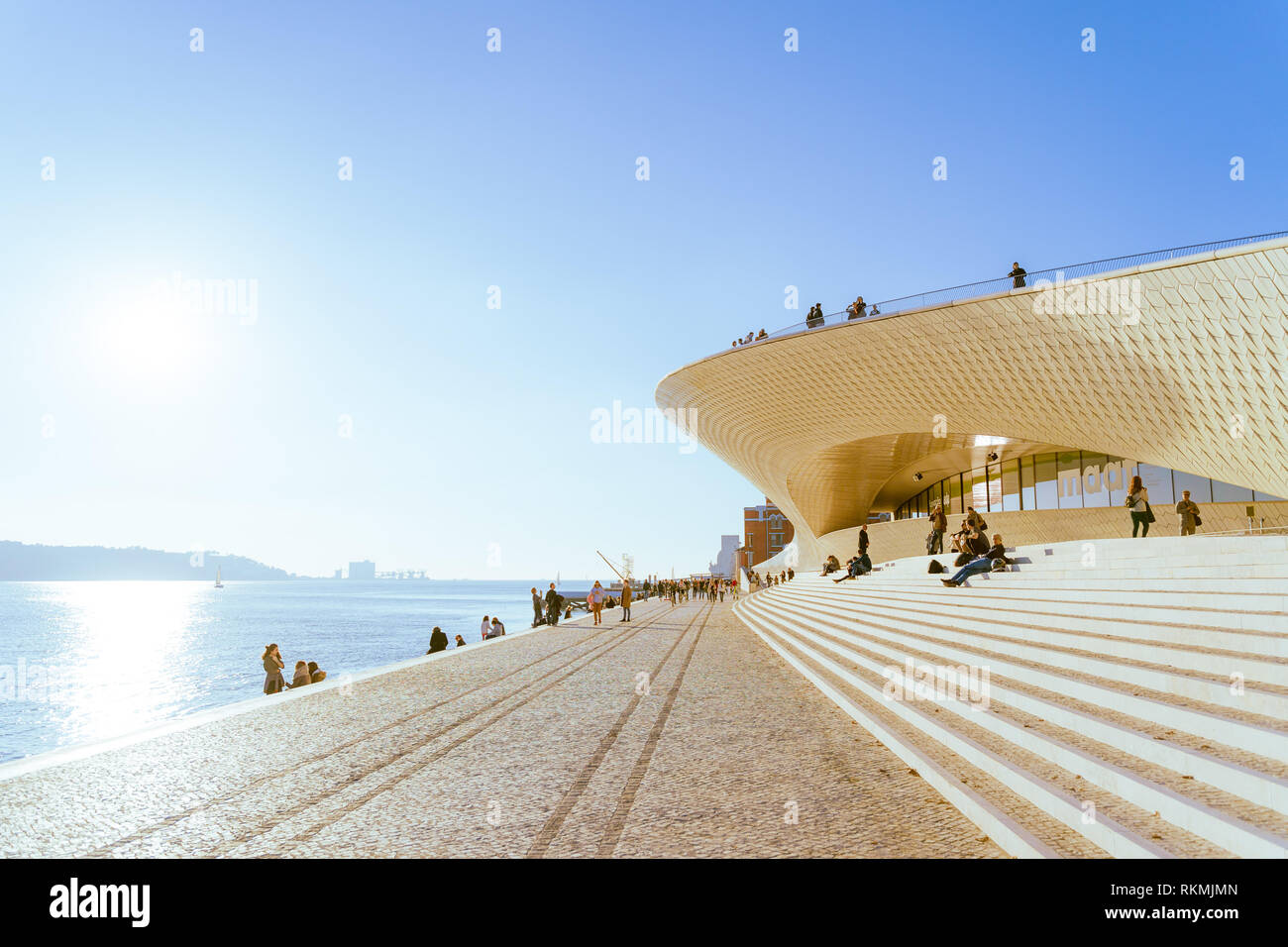 Lisbona, Portogallo - 12/28/18: Ingresso Maat, Museo di Arte, Architettura e Tecnologia, Amanda Levete, verso l'esterno guardando con organici curva forme. Foto Stock