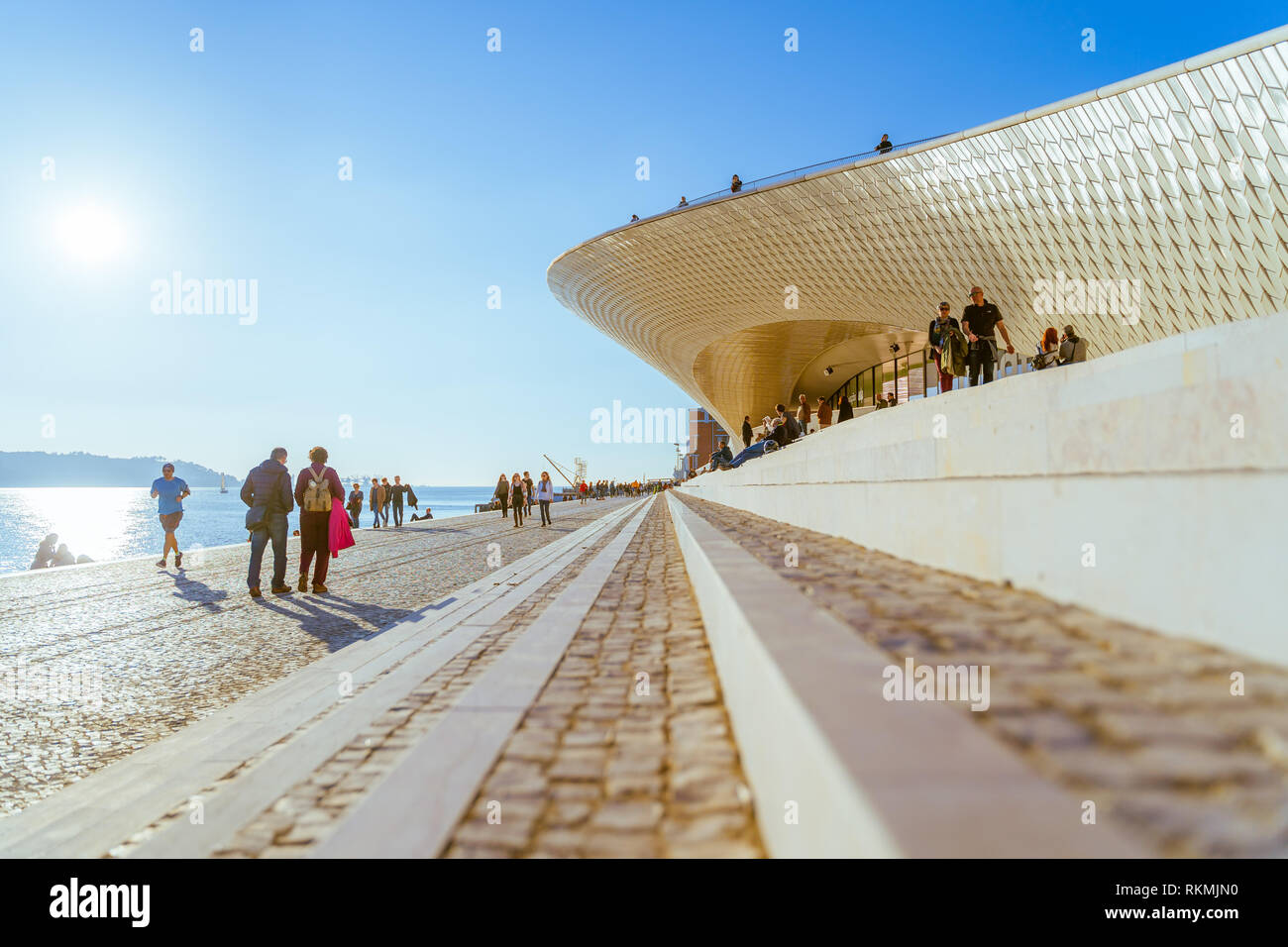 Lisbona, Portogallo - 12/28/18: Ingresso Maat, Museo di Arte, Architettura e Tecnologia, Amanda Levete, verso l'esterno guardando con organici curva forme. Foto Stock