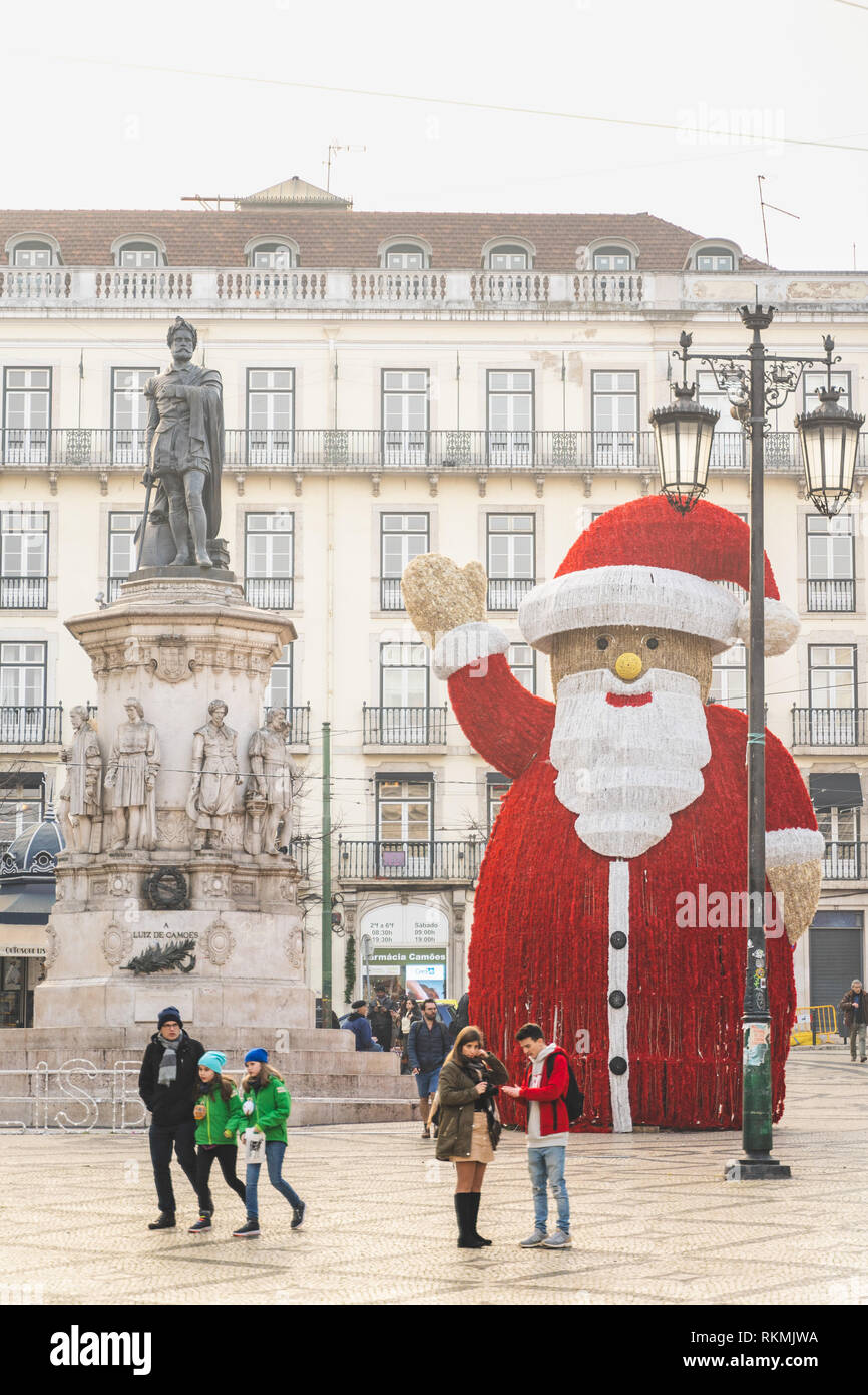 Lisbona, Portogallo - 01/03/19: vista anteriore del gigante Santa statua nel mezzo di Baixa Chiado, Lisbona, Portogallo. Palle rosse decorazioni natalizie. Foto Stock