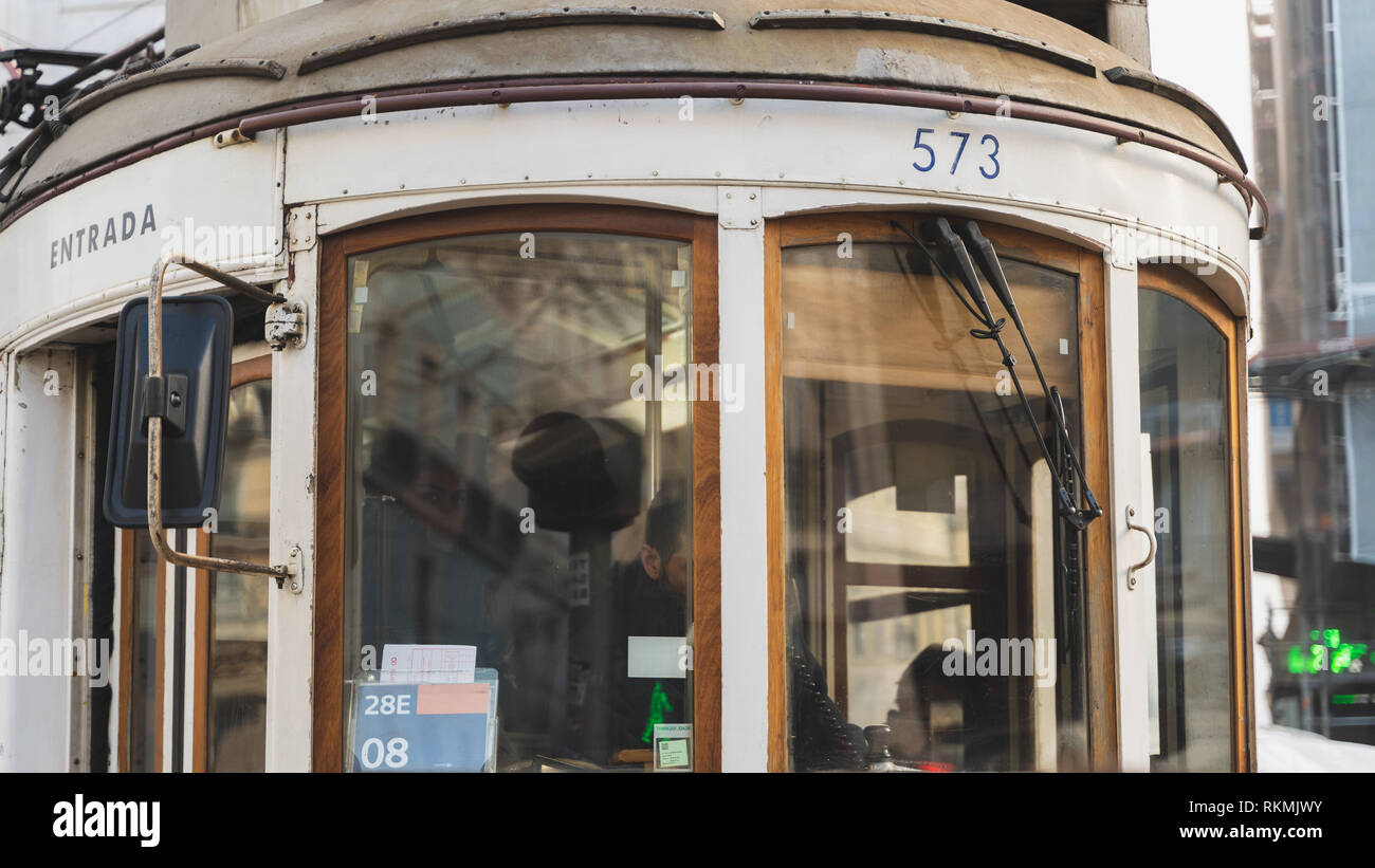 Lisbona, Portogallo - 01/03/19: Tradizionale giallo vecchio tram elettrico nel centro cittadino di Lisbona. vetro anteriore parabrezza di vintage retrò 573 tram Foto Stock