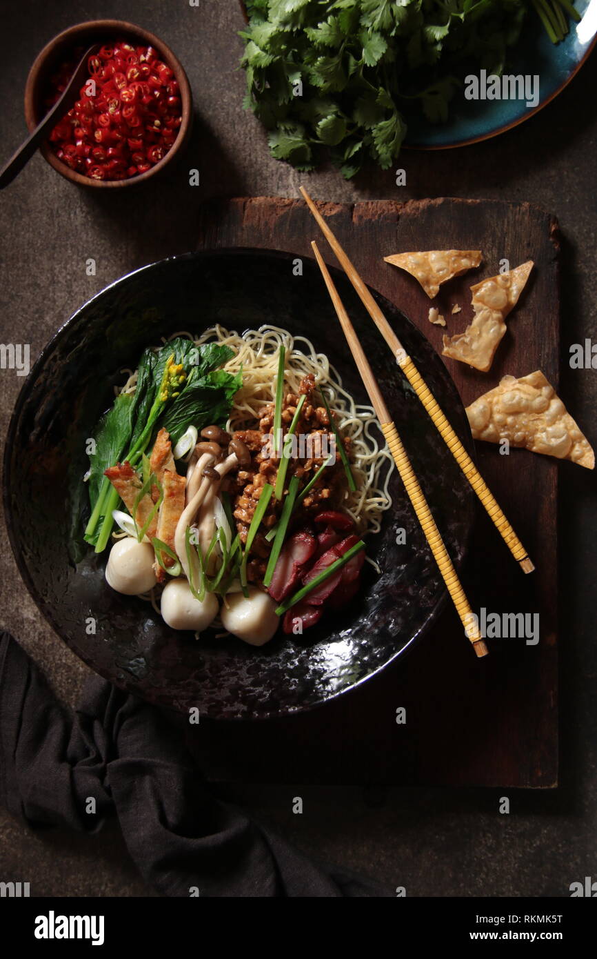 Cinese zuppa di noodle con barbecue di carne di maiale e di pollo di soia, polpette di pesce e verdure Foto Stock