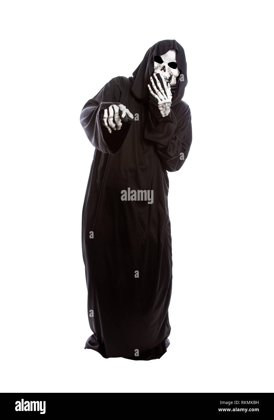 Costume di Halloween di uno scheletro Grim Reaper che indossa una veste nera su sfondo bianco che agiscono spaventato o spaventati Foto Stock