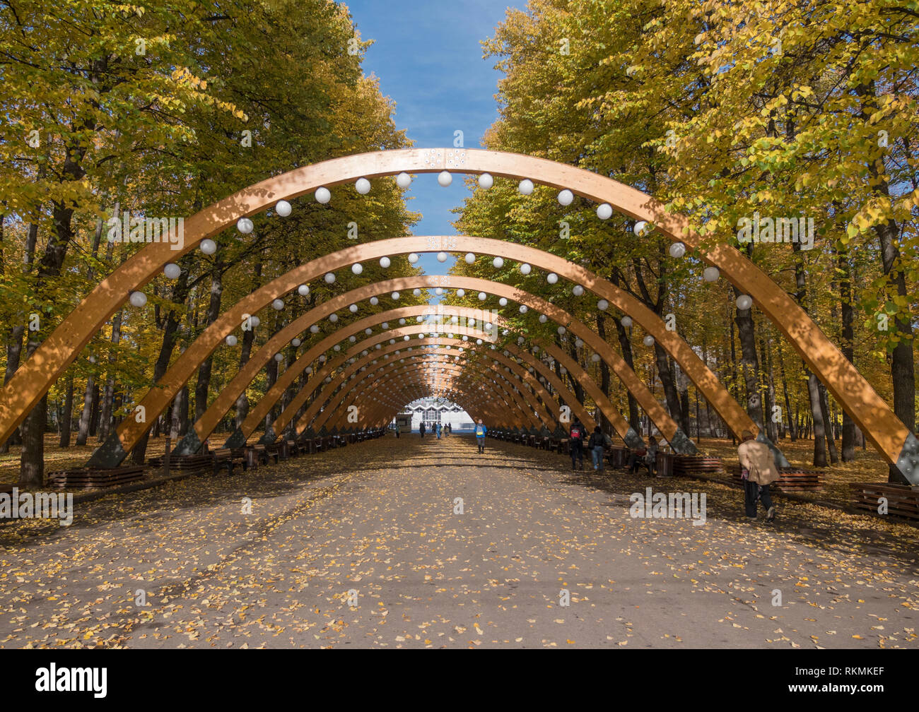 Parco Sokolniki, soleggiata giornata autunnale arco in legno Foto Stock