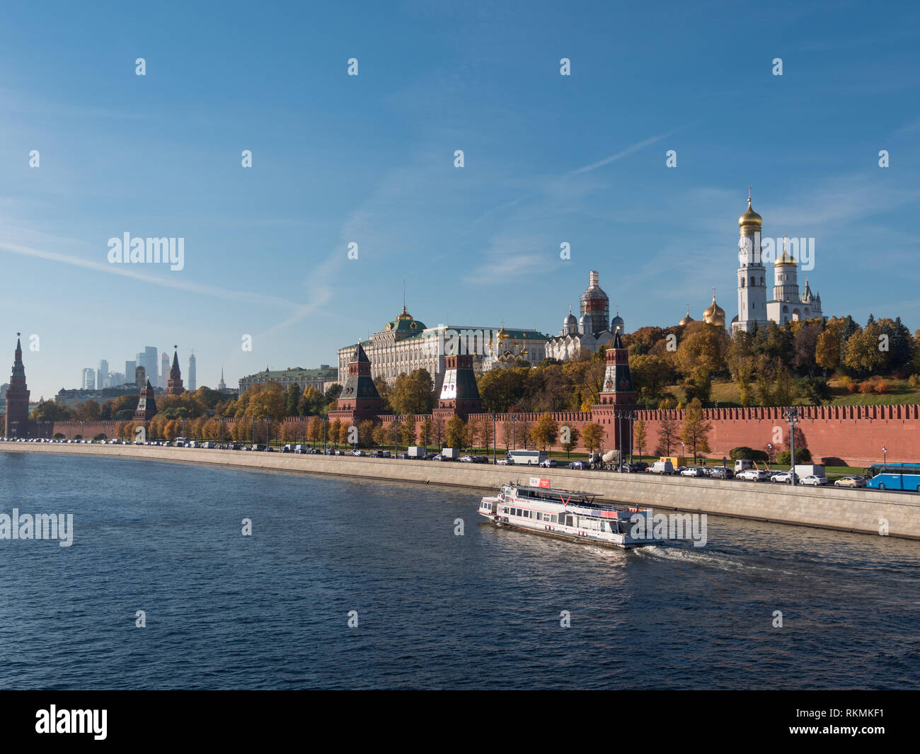 Sunny giorno di estate mosca fiume bay il Cremlino panorama . Foto Stock