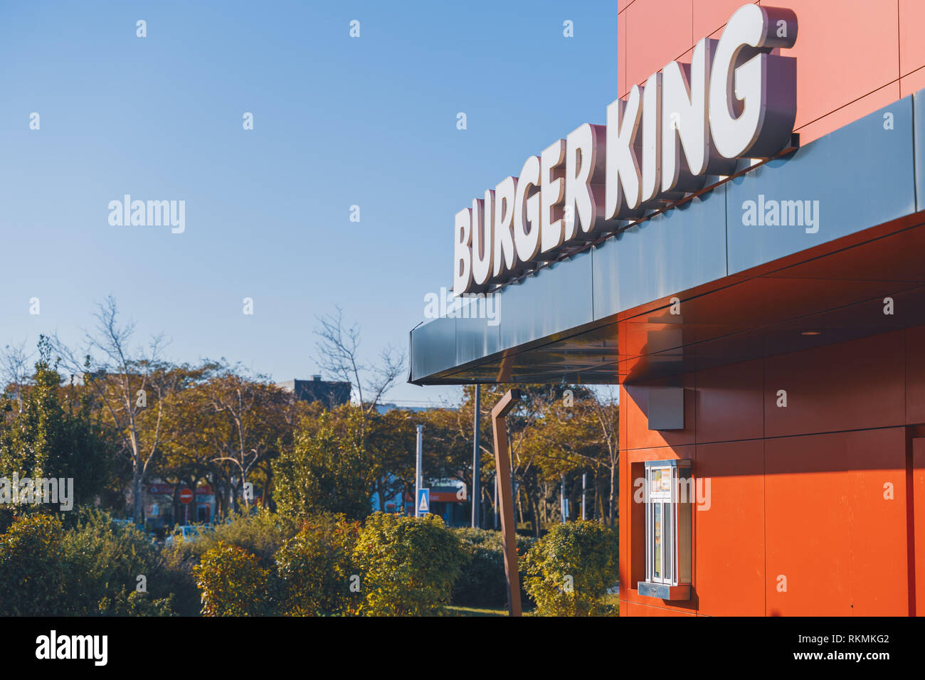 Oeiras, Portogallo - 01/05/19: Burger King Drive thru attraverso in poeti Park Oeiras, parcheggio, e moderno edificio di colore rosso e nero i colori e luminoso b Foto Stock