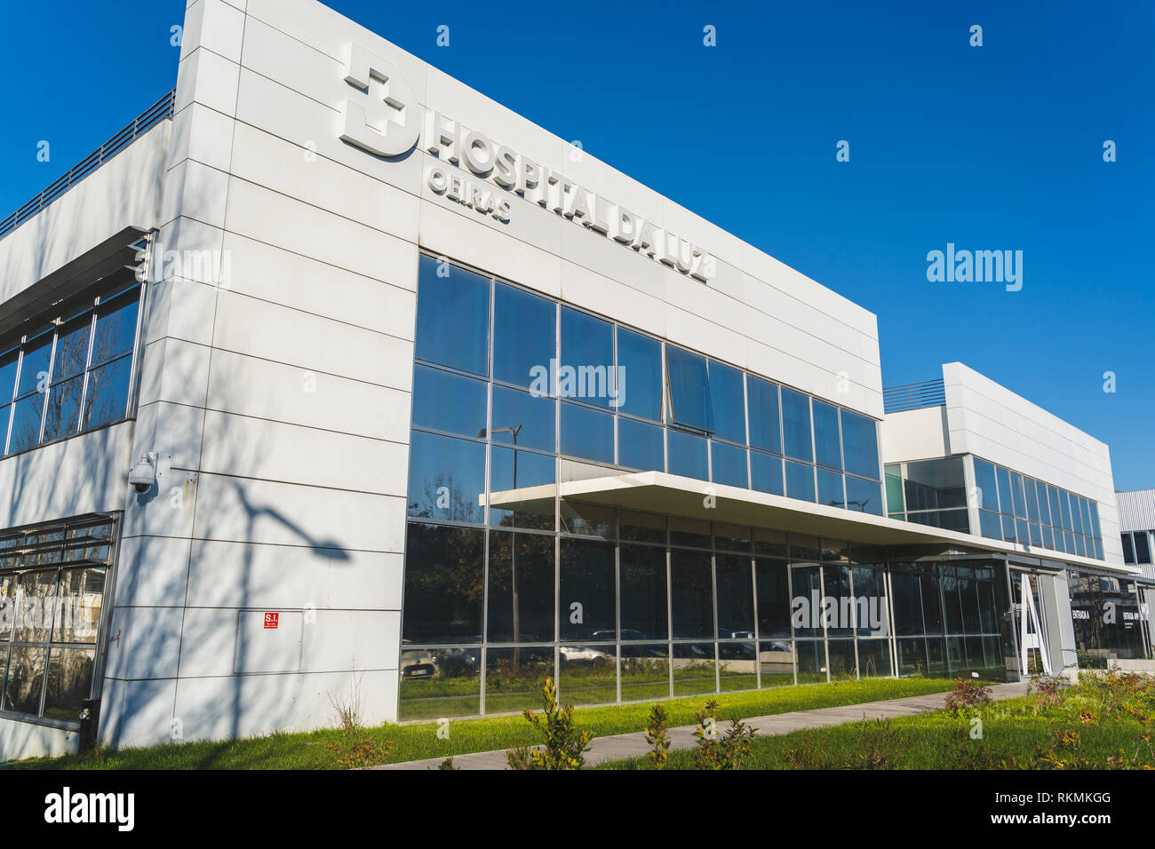 Oeiras, Portogallo - 01/05/19: Ospedale da Luz (della luce), Oeiras. Grande cartello con il logo dell'ospedale privato. Emergenza e ingresso generale. Blue Foto Stock