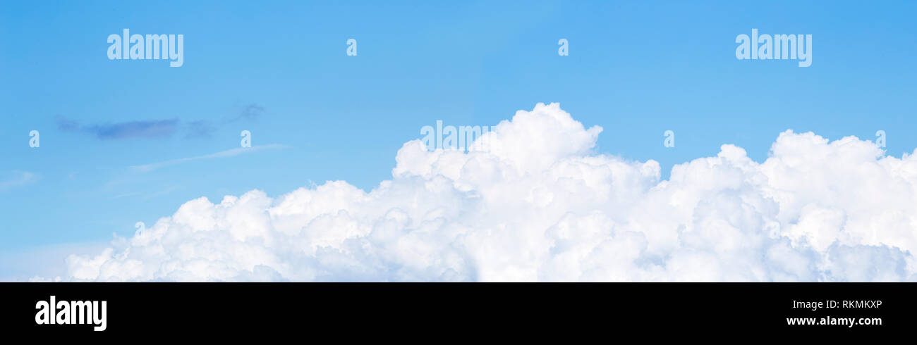 Nuvole bianche sul cielo blu Foto Stock