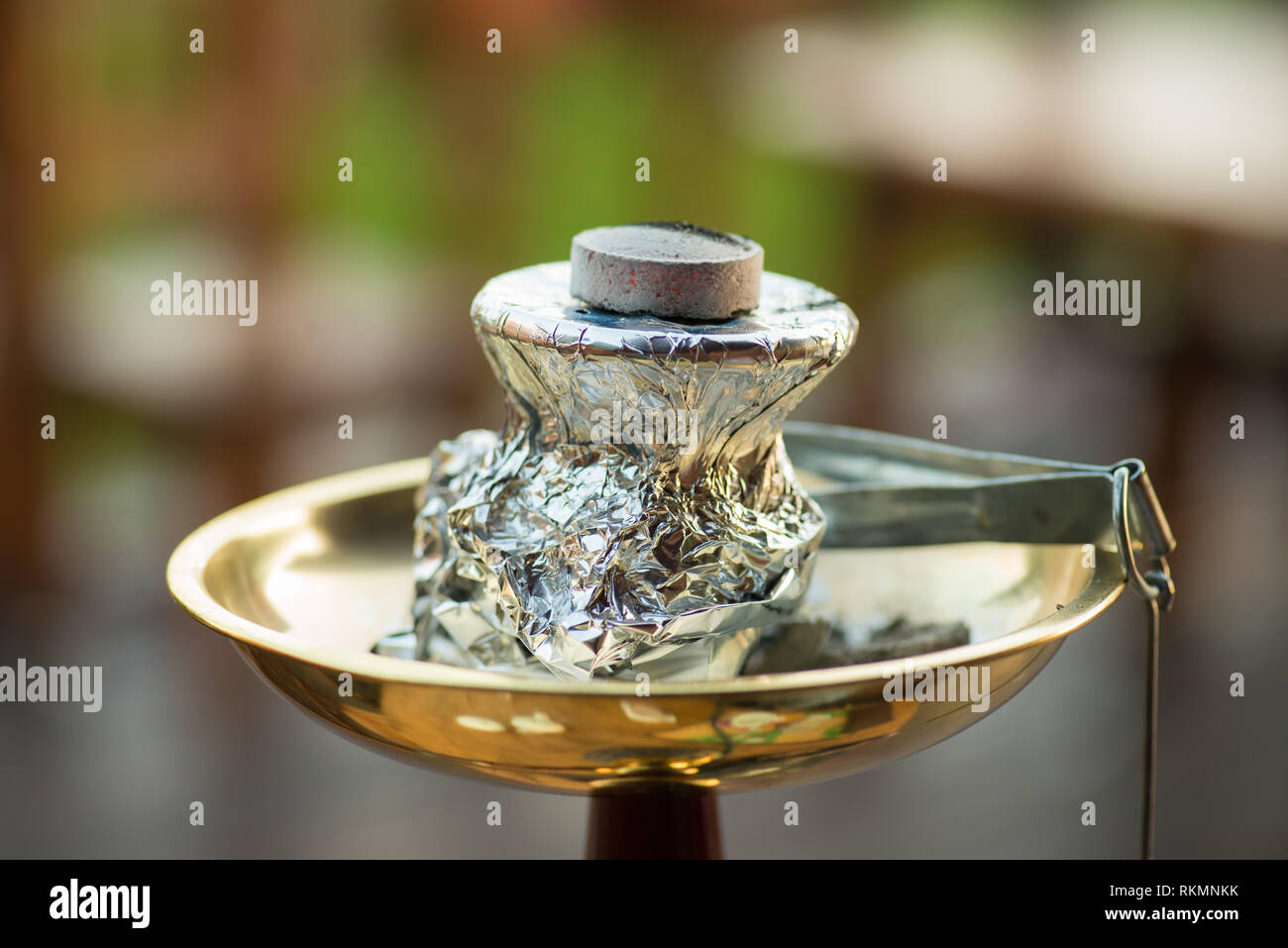 Hookah moderno con carbone di noce di cocco per rilassarsi e fumo shisha Foto Stock