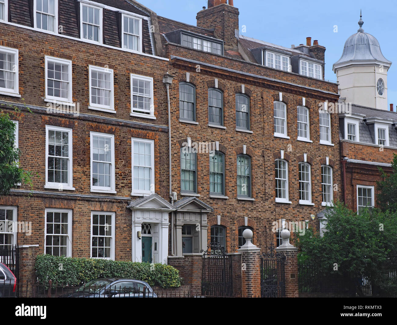 Mattoni vecchi edifici di appartamenti, Londra Foto Stock