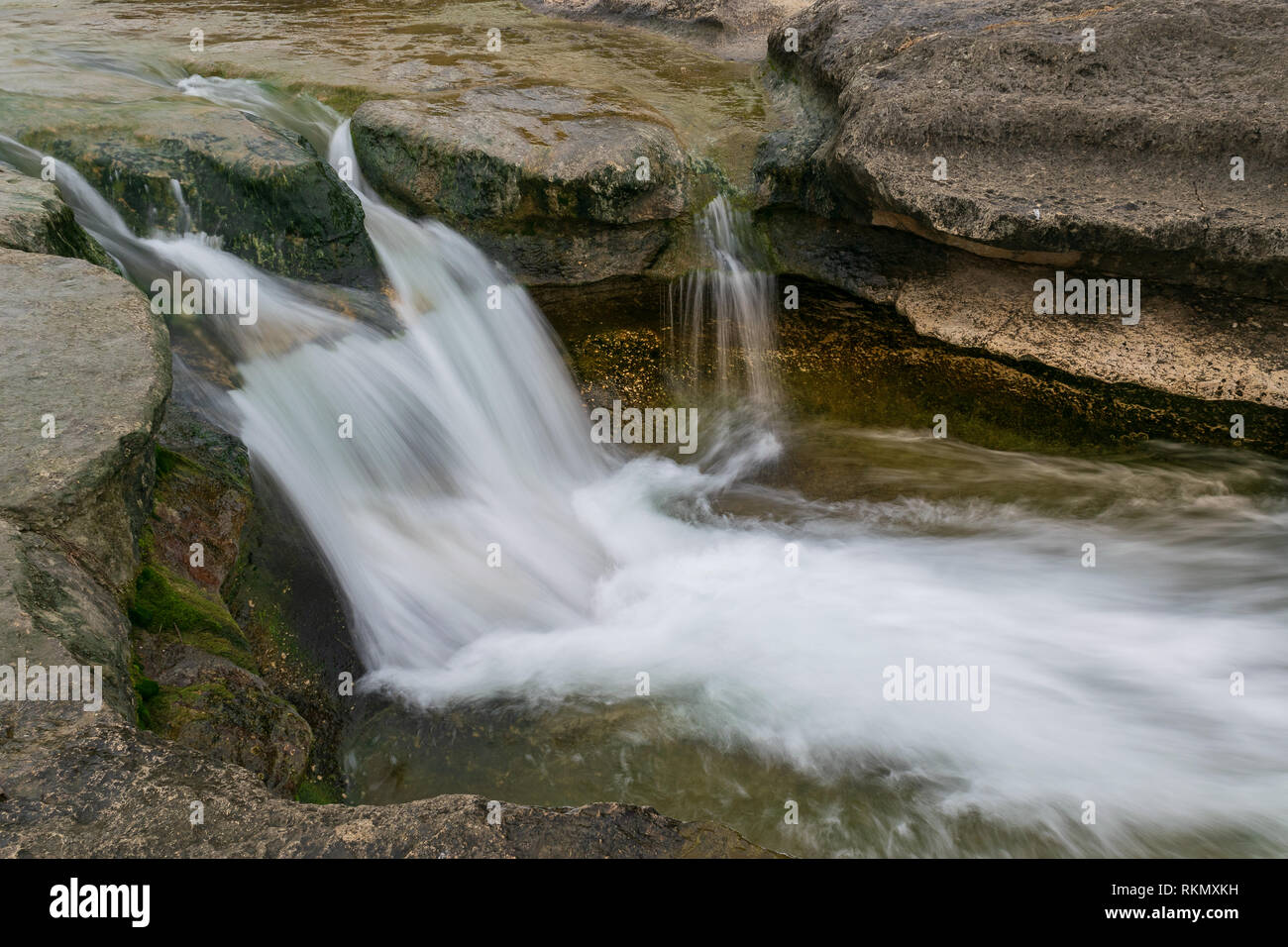 La bella e fresca cascate lungo il Bull Creek greenbelt e sentiero escursionistico nel centro di Austin, in Texas, sono di un popolare fuga dal caldo estivo. Foto Stock