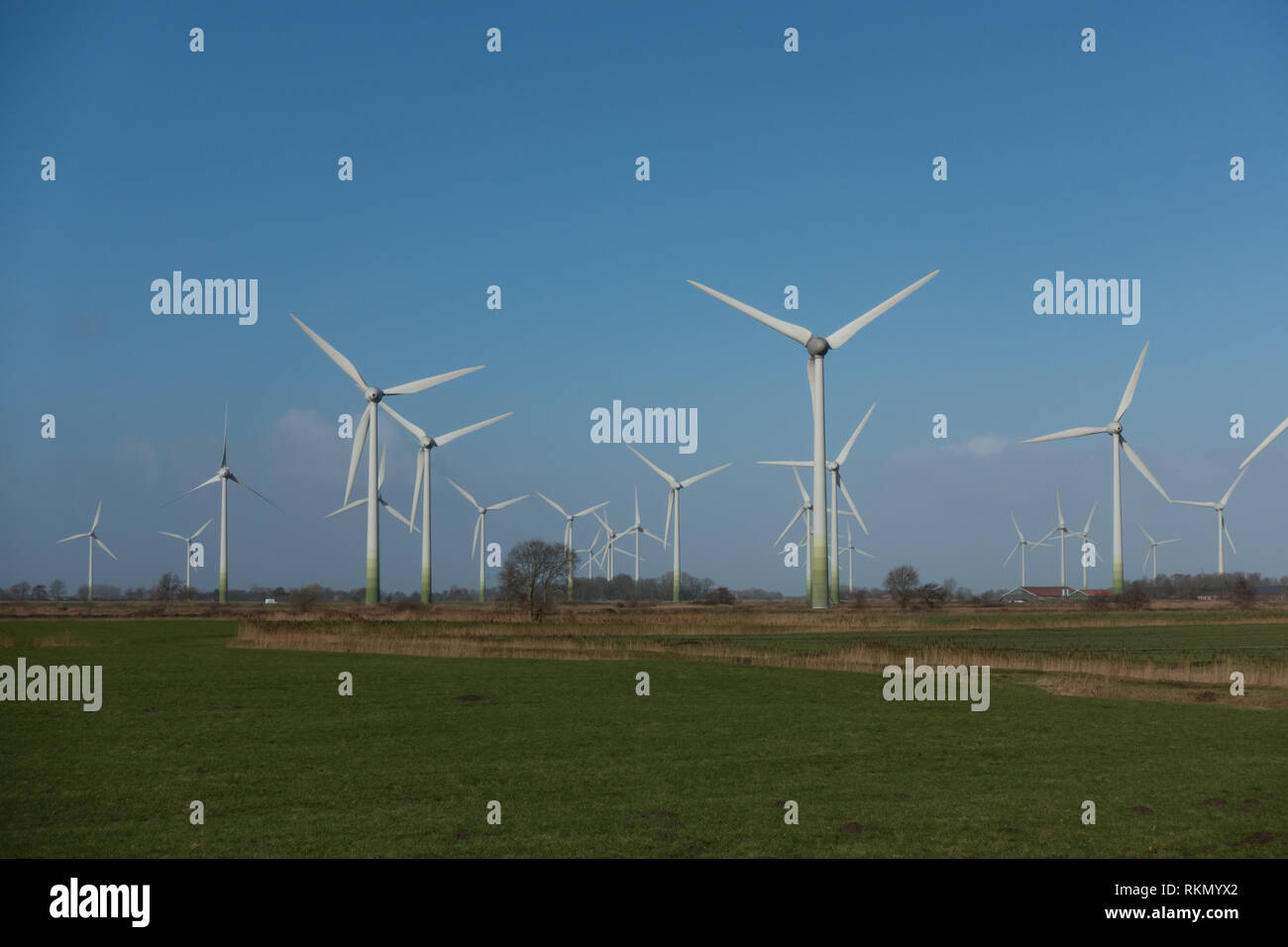 Convertitore di energia eolica immagini e fotografie stock ad alta  risoluzione - Alamy