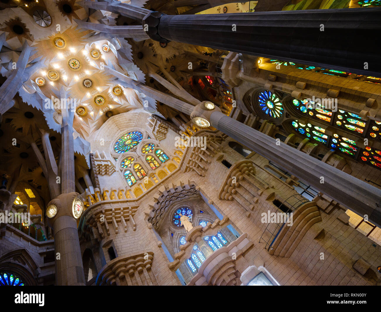 Barcellona, Spagna - CIRCA NEL MAGGIO 2018: Interno della Sagrada Familia, una famosa cattedrale di Barcellona progettato da Antoni Gaudi. Vista degli interni colu Foto Stock