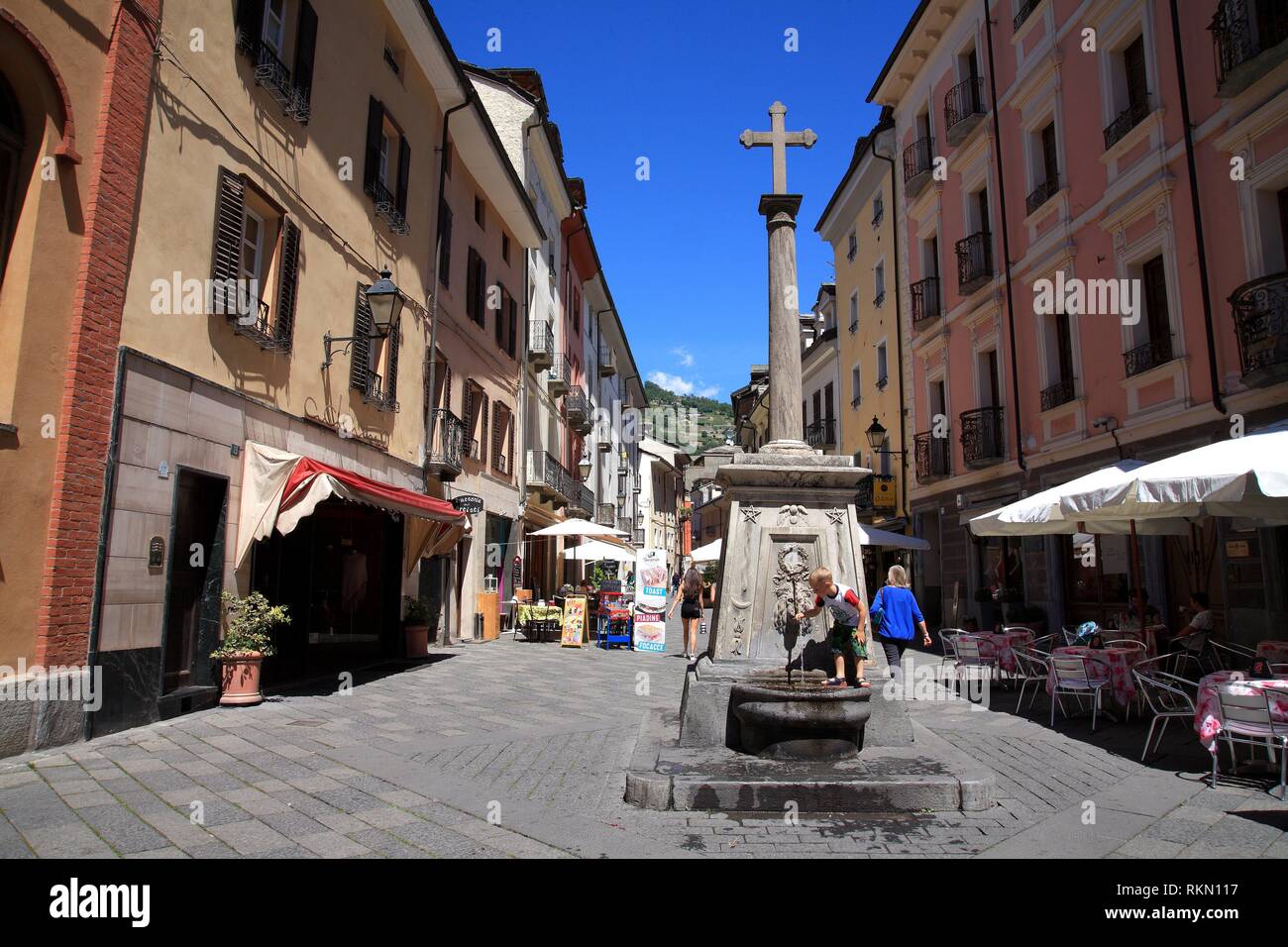 Via Croce di Città di Aosta. L'Italia Foto stock - Alamy