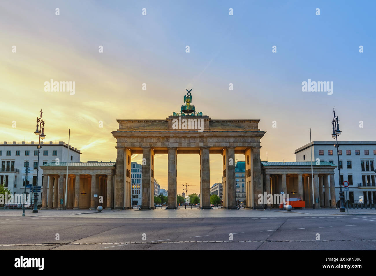 Berlino Germania, sunrise skyline della città presso la Porta di Brandeburgo (Brandenburger Tor) Foto Stock