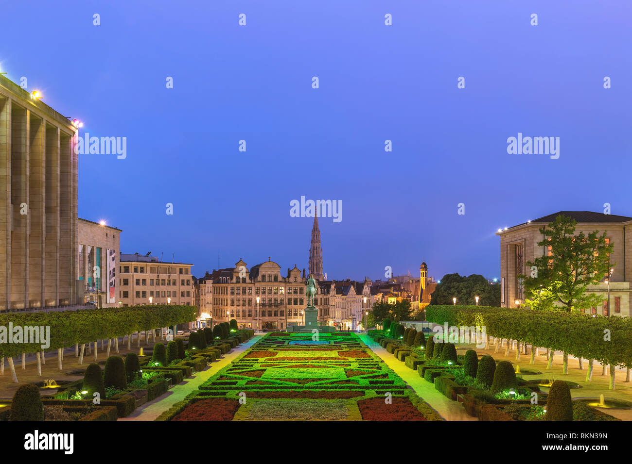 Bruxelles Belgio, notte dello skyline della città a Mont des Arts Garden Foto Stock