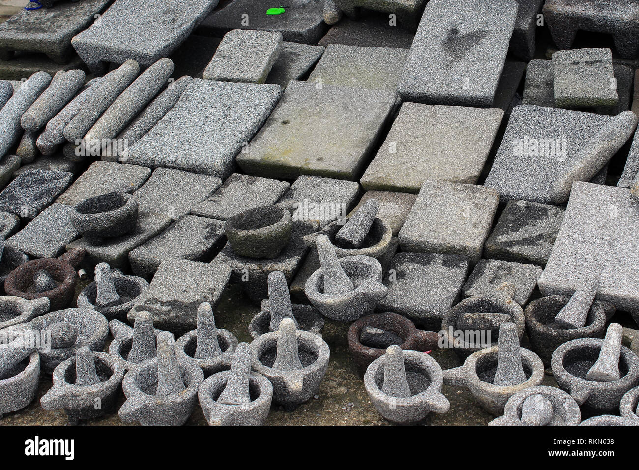 Utensilios de piedra usados actualmente por campesinos en Guatemala y México, utilizados para triturar moler y Alimentos Foto Stock